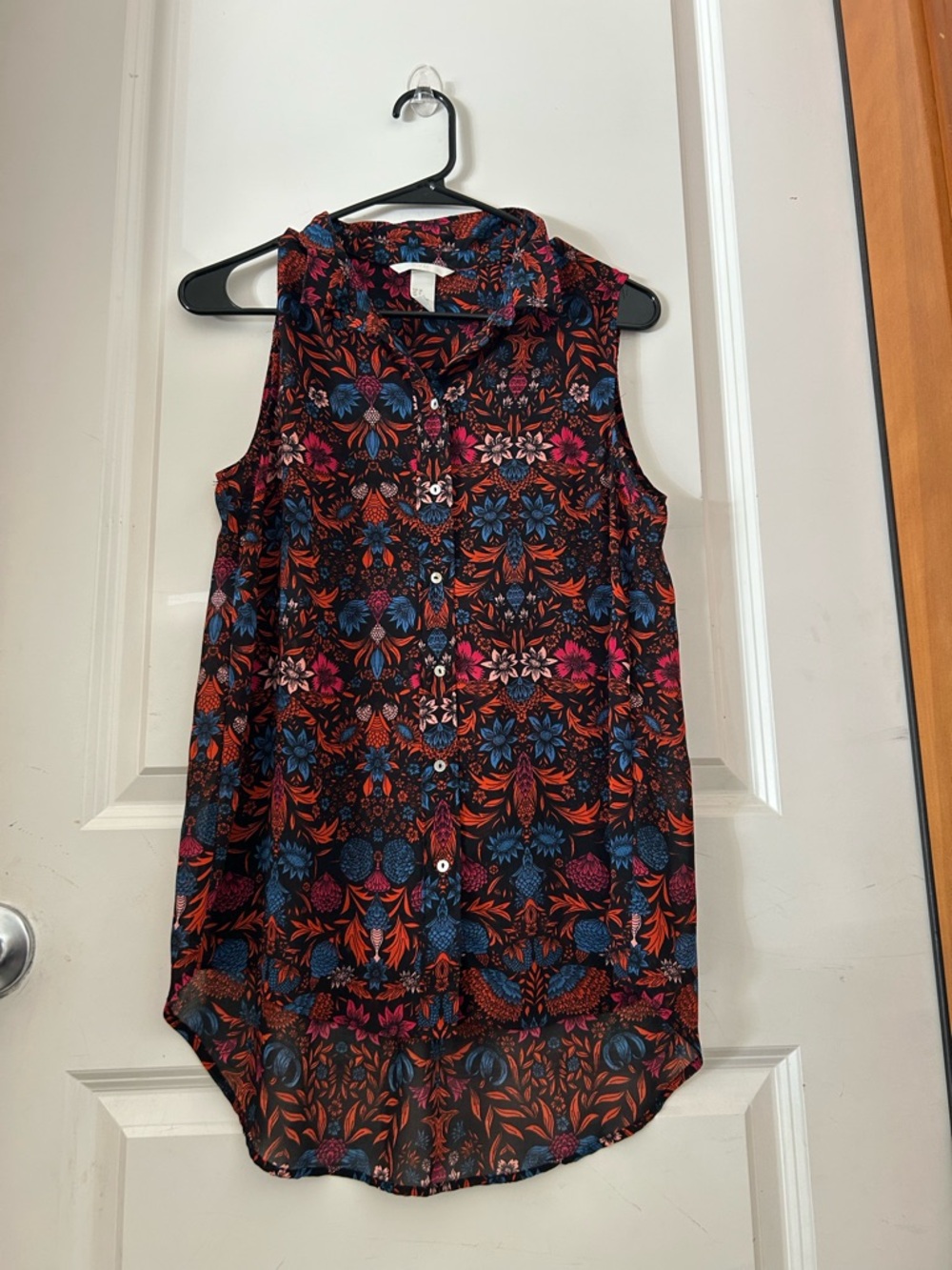 H&M Sleeveless Button-Down Floral Top in Black, Blue & Red, size 8